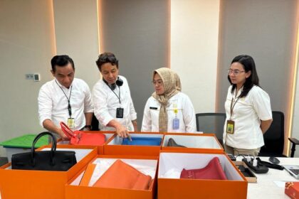 Pusat Pemulihan Aset Kejaksaan Agung dan Kantor Pelayanan Kekayaan Negara dan Lelang (KPKNL) Jakarta IV bekerja sama dengan PT Pegadaian terkat pengecekan kondisi fisik barang lelang berupa tas mewah. Foto: PT Pegadaian