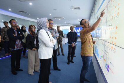 Kepala BPH Migas Erika Retnowati mendengarkan penjelasan distribusi BBM oleh Direktur Utama Pertamina Patra Niaga Riva Siahaan mengenai stok BBM melalui layar monitor Pertamina Integrated Enterprise Data & Command Center (PIEDCC) di Grha Pertamina, Jakarta, Rabu (10/1/2024). Foto: Dok Pertamina