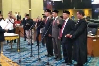 Ketua DPRD DKI Jakarta, Prasetio Edi Marsudi saat mengambil sumpah jabatan tiga anggota fraksi PDIP.(foto Sofian/ipol.id)