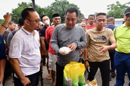 Penjabat (Pj) Gubernur Sulsel, Bahtiar, saat melakukan kunjungan ke Pasar Sentral Lama Kabupaten Bone.