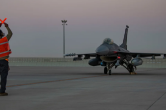 Tampak seorang penerbang memandu F-16 Fighting Falcon selama pelatihan di Pangkalan Udara Al-Udeid, Qatar, 24 Januari 2022. Foto: Angkatan Udara AS/Capt. Mahalia Frost/AP