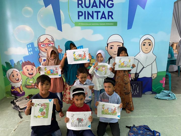 Memperhatikan “jurang digital” pada pendidikan di Indonesia, PNM menuangkan kepedulian dengan menghadirkan Ruang Pintar di berbagai pelosok daerah Indonesia.