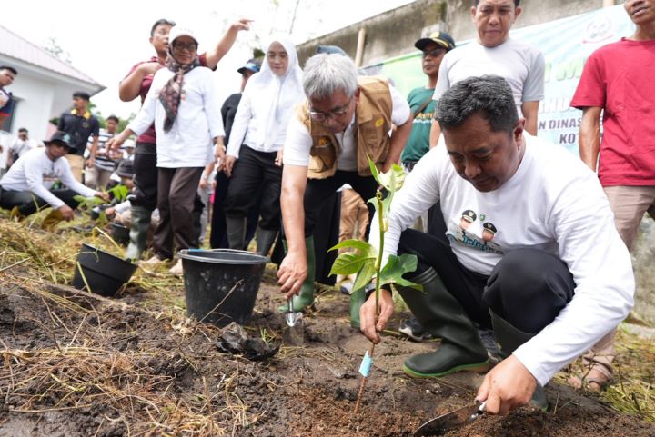 Pj Gubernur Sulsel Bahtiar Baharuddin dan Pj Wali Kota Parepare Akbar Ali, bersama petani di Kota Parepare, melakukan penanaman cabai dan sukun di lahan Dinas Ketahanan Pangan dan Pertanian Kota Parepare, Selasa (9/1) Foto: Ist