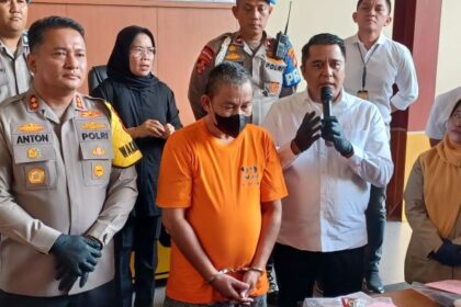 Oknum Dinas Perhubungan DKI Jakarta tersangka pencabulan berinisial RT, 57, (kaos orange) tertunduk malu saat diamankan dan dihadirkan dihadapan awak media di Mapolres Metro Jakarta Pusat, Senin (8/1) siang. Foto: Joesvicar Iqbal/ipol.id