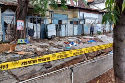 Sejumlah aparat Polsek Tebet tengah menyelidiki dan memasangi garis police line di lokasi kejadian kasus tembok SPBU roboh menimpa satu keluarga di Jalan Tebet Barat Dalam II, RT 01/RW 03, Tebet Barat, Tebet, Jakarta Selatan, Minggu (21/1) siang tadi. Foto: Joesvicar Iqbal/ipol.id
