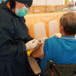 Seorang warga menjalani vaksinasi COVID-19 yang mulai hari ini berbayar. Foto: kemenkes