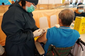 Seorang warga menjalani vaksinasi COVID-19 yang mulai hari ini berbayar. Foto: kemenkes