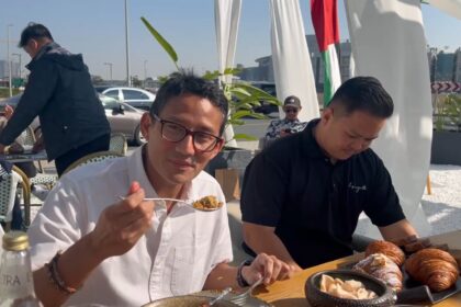 Menparekraf Sandiaga Uno saat bertandang ke retoran Indonesia di Dubai.