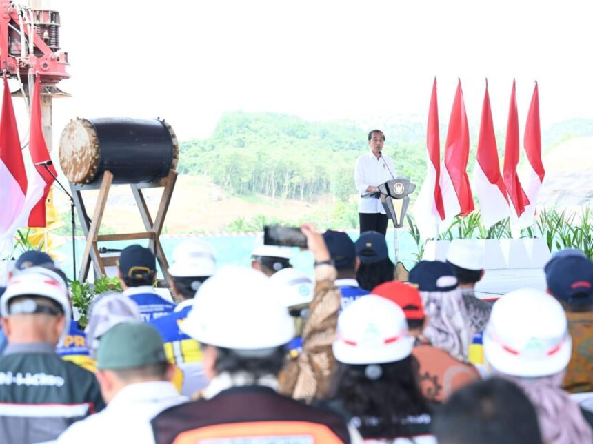 Presiden Jokowi melakukan peletakan batu pertama Masjid Negara di kawasan IKN, Penajam Paser Utara, Kalimantan Timur, Rabu (17/01/2024) pagi.