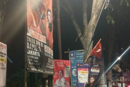 Ilustrasi spanduk dan baliho yng terpasang di jalan-jalan Jakarta di masa kampanye pileg 2024.(foto Sofian/ipol.id)