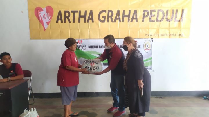Artha Graha Peduli (AGP) bersinergi dengan Yayasan Pangeran Sumedang (YPS) membantu kepada warga terdampak gempa di Kabupaten Sumedang.
