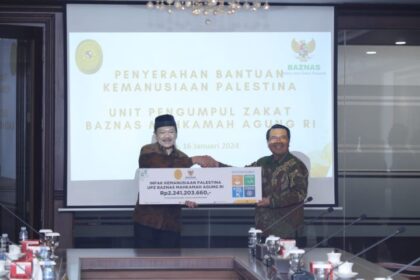 Ketua Mahkamah Agung RI, HM Syarifuddin menyerahkan secara simbolis bantuan kemanusiaan Palestina kepada Ketua Baznas RI, KH Noor Achmad di Ruang Rapat MA, Selasa (16/1/2024). Foto: Biro Hukum dan Humas MA