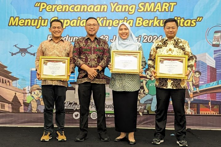 Kantor Pertanahan Kota Depok saat menerima penghargaan dari dari Kanwil ATR/BPN Jawa Barat, usai Rakerda, Jumat 13 Januari 2024. (Foto: BPN Kota Depok)