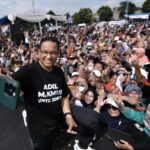 Calon presiden nomor urut 1 di Pilpres 2024 Anies Baswedan berswafoto saat menghadiri kampanye di Lapangan WH, Tangerang, Banten, Minggu (21/1/2024). Foto: Tim Media AMIN