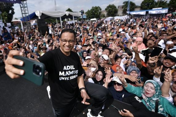 Calon presiden nomor urut 1 di Pilpres 2024 Anies Baswedan berswafoto saat menghadiri kampanye di Lapangan WH, Tangerang, Banten, Minggu (21/1/2024). Foto: Tim Media AMIN