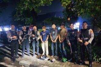 Jajaran Samapta Polres Metro Jakarta Selatan mengamankan tiga remaja diduga hendak tawuran di kawasan Jalan Raya Volvo, Pasar Minggu, pada Minggu (7/1) dini hari. Kini ketiga remaja diamankan ke Polsek Pasar Minggu. Foto: Ist