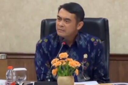 Arya Wedakarna Permasalahkan penutup kepala untuk melayani wisatawan di Bandara Foto: X, @kaesangx (tangkap layar)