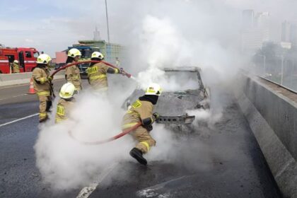 Sejumlah petugas Damkar memadamkan api di Tol JORR TB Simatupang, Kel. Cilandak Barat, Kec. Cilandak, Jakarta Selatan, Jumat (12/1) sekitar pukul 13.30 WIB. Foto: Ist
