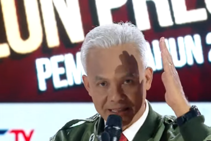 Calon Presiden (Capres) nomor urut 3, Ganjar Pranowo saat menyampaikan visi dan misi di debat capres putaran dua di Istora Senayan, Jakarta Pusat, Minggu (7/1) malam. Foto: Screenshot YouTube Metro TV