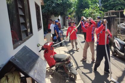 Sejumlah petugas Sudin Penanggulangan Kebakaran dan Penyelamatan (Gulkarmat) Jakarta Timur saat membangun tujuh hidran mandiri di wilayah padat penduduk, Kamis (11/1). Foto: Ist