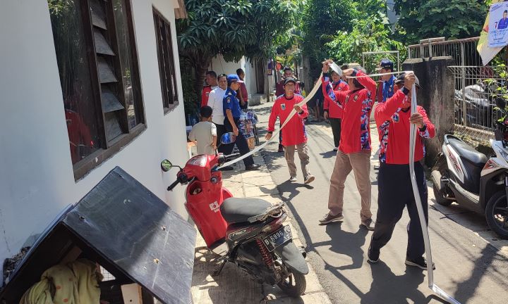 Sejumlah petugas Sudin Penanggulangan Kebakaran dan Penyelamatan (Gulkarmat) Jakarta Timur saat membangun tujuh hidran mandiri di wilayah padat penduduk, Kamis (11/1). Foto: Ist