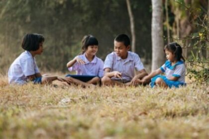 Ilustrasi - Anak-anak riang gembira dan senang saat bermain dengan teman sebaya di sekolah. Foto: Freepik