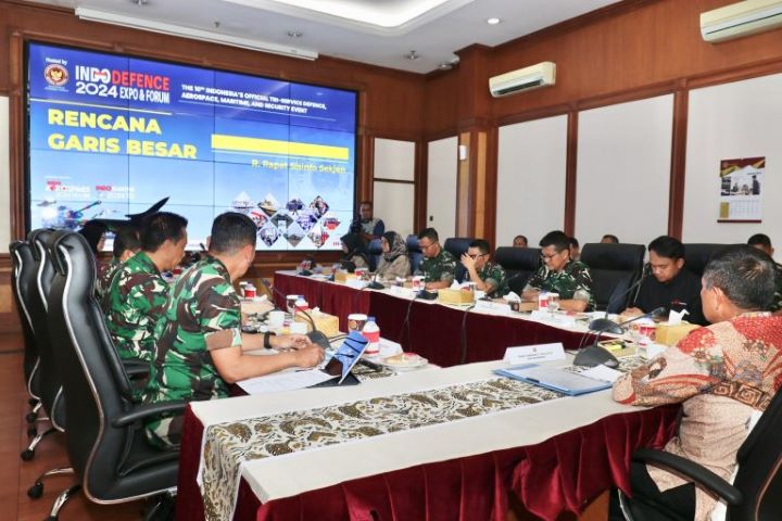 Sekretaris Jenderal Kementerian Pertahanan Donny Ermawan Taufanto saat memimpin rapat koordinasi kesiapan Indo Defence Expo dan Forum 2024 di Kemhan, Jakarta. Foto: Ist.