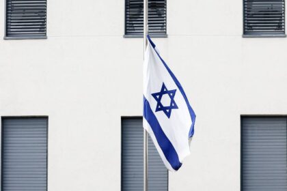 Tampak bendera Israel. Tel Aviv menawarkan gencatan senjata dua bulan kepada Hamas Palestina. Foto: TASS