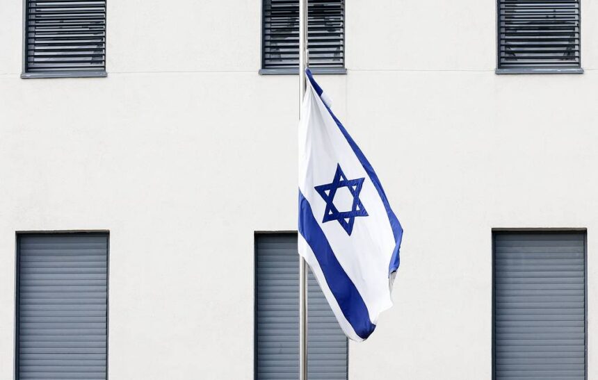 Tampak bendera Israel. Tel Aviv menawarkan gencatan senjata dua bulan kepada Hamas Palestina. Foto: TASS