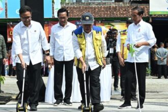 Menteri PUPR, Basuki Hadimuljono, mendampingi Presiden Jokowi meresmikan 7 ruas jalan yang dilaksanakan melalui Inpres Jalan Daerah (IJD) di DIY. Foto: PUPR
