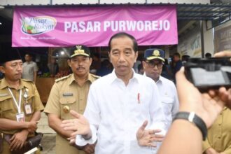 Presiden Jokowi seusai meninjau Pasar Purworejo, Kabupaten Purworejo, Jawa Tengah, Selasa (2/1). Foto: Kominfo