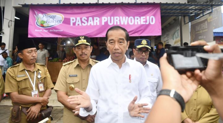 Presiden Jokowi seusai meninjau Pasar Purworejo, Kabupaten Purworejo, Jawa Tengah, Selasa (2/1). Foto: Kominfo