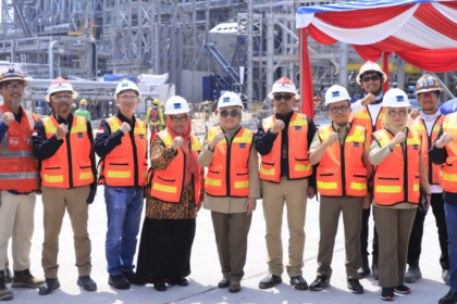 Menteri Ketenagakerjaan, Ida Fauziyah saat berada Smelter PT Freeport Indonesia. Foto: Kemnaker