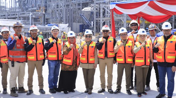 Menteri Ketenagakerjaan, Ida Fauziyah saat berada Smelter PT Freeport Indonesia. Foto: Kemnaker