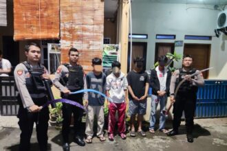 Aparat Satuan Samapta Polres Metro Jakarta Selatan saat mengamankan empat remaja bersenjata tajam hendak tawuran di Jl. Raya Saco, Kelurahan Ragunan, Kecamatan Pasar Minggu, Sabtu (13/1) dini hari. Foto: Ist