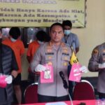 Kapolres Metro Jakarta Barat Kombes Polisi M Syahduddi dalam jumpa pers terkait perkembangan penangkapan terhadap artis Saipul Jamil dan asistennya di Polsek Tambora pada Sabtu (6/1/2024). JPNN