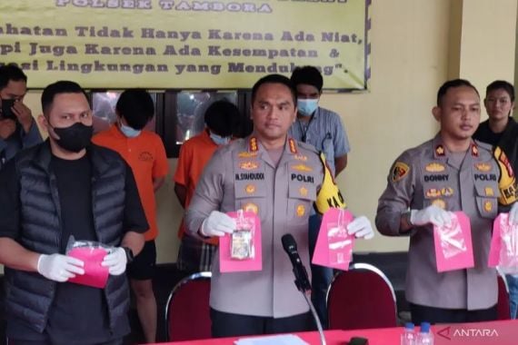 Kapolres Metro Jakarta Barat Kombes Polisi M Syahduddi dalam jumpa pers terkait perkembangan penangkapan terhadap artis Saipul Jamil dan asistennya di Polsek Tambora pada Sabtu (6/1/2024). JPNN