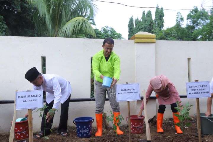 Wali Kota Jakarta Timur, M. Anwar dan jajaran bersama Ketua Yayasan Bhayangkara Masjid Al-Ihsan, Suharto serta pengurus saat menghijaukan halaman Masjid Al-Ihsan, Kelurahan Cipinang, Kecamatan Pulogadung, Jumat (12/1), dengan sejumlah bibit cabai. Foto: Ist