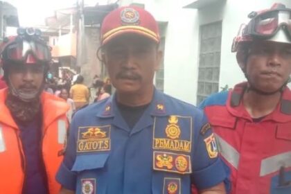 Kasi Ops Sudin Penanggulangan Kebakaran dan Penyelamatan Jakarta Timur, Gatot Sulaeman (tengah). Foto: Dok/ipol.id