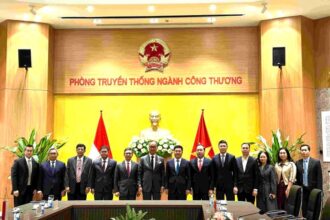 Menteri Perindustrian Agus Gumiwang Kartasasmita melakukan pertemuan dengan Menteri Perindustrian dan Perdagangan Vietnam Nguyen Hong Dien di Hanoi. Foto: Ist