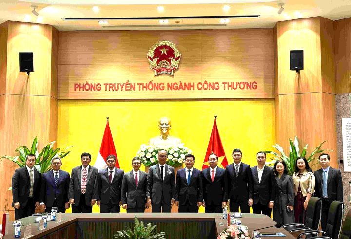 Menteri Perindustrian Agus Gumiwang Kartasasmita melakukan pertemuan dengan Menteri Perindustrian dan Perdagangan Vietnam Nguyen Hong Dien di Hanoi. Foto: Ist