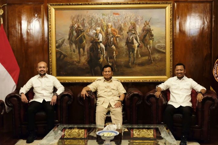 (Kika) Akbar Himawan Buchari, Ketum BPP HIPMI; Prabowo Subianto, capres nomor urut 2; dan Fathul Nugroho, Sekjen Gibran Center. Foto: Ist