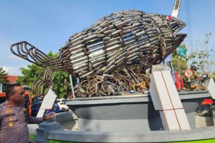 Polisi menyulap knalpot brong hasil razia menjadi patung hiasan kota. Foto: Humas Polri