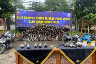 Penggunaan knalpot brong bisa terancam pidana kurungan maupun denda. Sebagaimana tertuang dalam UU No. 22 Tahun 2009 Pasal 285 ayat 1 tentang Lalu Lintas dan Angkutan Jalan, bahwa dapat dipidana dengan kurungan paling lama 1 bulan atau denda paling banyak Rp 250.000.