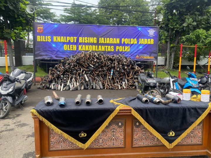 Penggunaan knalpot brong bisa terancam pidana kurungan maupun denda. Sebagaimana tertuang dalam UU No. 22 Tahun 2009 Pasal 285 ayat 1 tentang Lalu Lintas dan Angkutan Jalan, bahwa dapat dipidana dengan kurungan paling lama 1 bulan atau denda paling banyak Rp 250.000.
