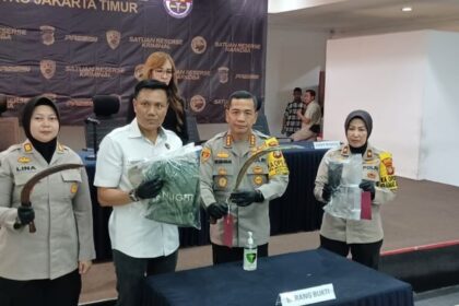 Kapolres Metro Jakarta Timur, Kombes Pol Leonardus Simarmata dan jajaran saat menunjukkan barang bukti celurit dan hoodie sweater hijau pada kasus pembunuhan pedagang buah di Mapolres, Selasa (9/1) siang. Foto: Joesvicar Iqbal/ipol.id