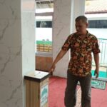 Ketua DKM Musala Ar-Rohmah, Subagyo pada Sabtu (27/1), menunjukkan kotak amal yang duitnya sempat digasak pelaku pencuri di kawasan Pasar Rebo, Jakarta Timur, belum lama ini. Foto: Ist