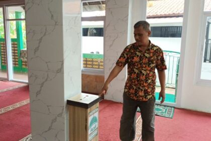 Ketua DKM Musala Ar-Rohmah, Subagyo pada Sabtu (27/1), menunjukkan kotak amal yang duitnya sempat digasak pelaku pencuri di kawasan Pasar Rebo, Jakarta Timur, belum lama ini. Foto: Ist