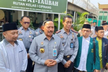 Kepala Kantor Wilayah (Kakanwil) Kemenkumham DKI Jakarta, Ibnu Chaldun (tengah) didampingi Kepala Rutan Kelas 1 Cipinang, Sukarno Ali (kanan) dan Kakanwil Kemenag Provinsi DKI Jakarta, Cecep Khairul Anwar (kiri) saat peresmian Pondok Pesantren Darul At-Taubah di Rutan Kelas I Cipinang Jakarta, Jatinegara, Jakarta Timur, Selasa (9/1) siang. Foto: Joesvicar Iqbal/ipol.id