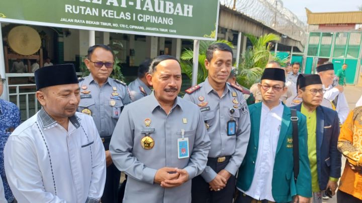 Kepala Kantor Wilayah (Kakanwil) Kemenkumham DKI Jakarta, Ibnu Chaldun (tengah) didampingi Kepala Rutan Kelas 1 Cipinang, Sukarno Ali (kanan) dan Kakanwil Kemenag Provinsi DKI Jakarta, Cecep Khairul Anwar (kiri) saat peresmian Pondok Pesantren Darul At-Taubah di Rutan Kelas I Cipinang Jakarta, Jatinegara, Jakarta Timur, Selasa (9/1) siang. Foto: Joesvicar Iqbal/ipol.id